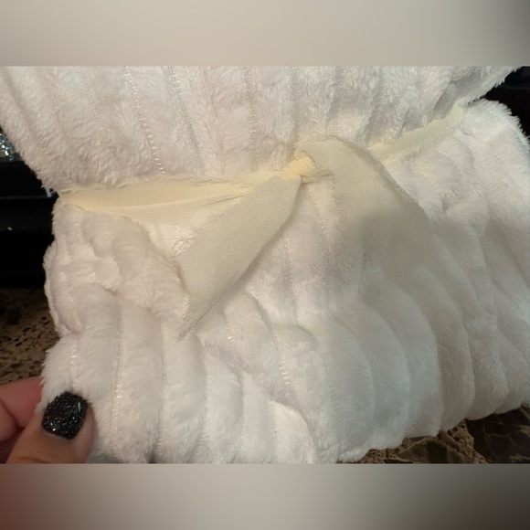 Charter Club Soft Gray Memory Foam Slippers & White Ribbed Blanket NWT - Picture 3 of 3